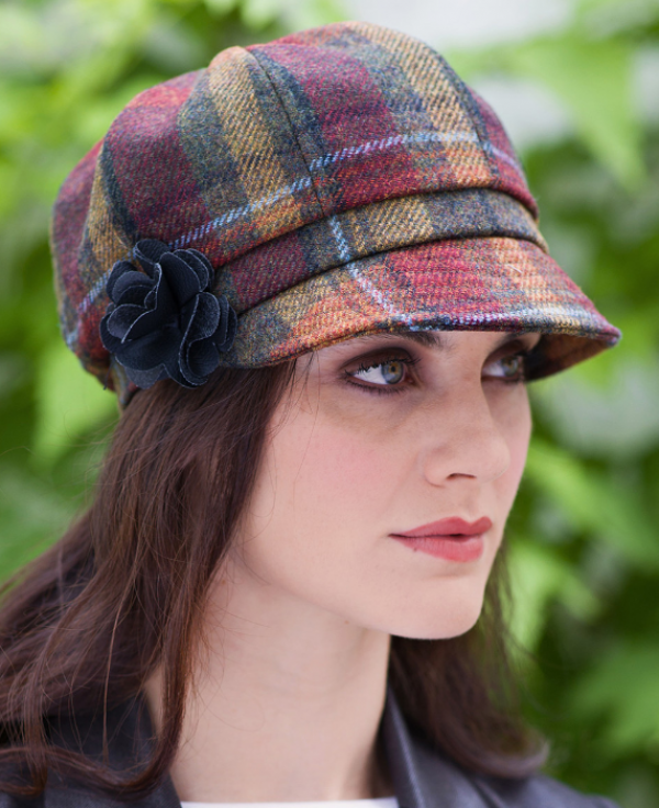 Topi newsboy dengan motif kotak-kotak yang klasik